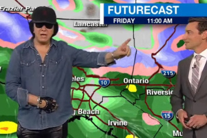  Gene Simmons v televizi hlásil předpověď počasí 