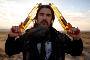 MACHINE HEAD prodávají vlastní bourbon v lahvích ve tvaru brokovnice