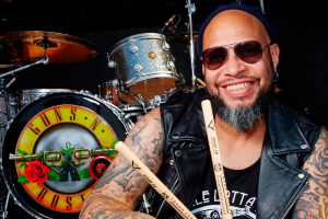 GUNS N´ ROSES se po skoro dvaceti letech rozcházejí s bubeníkem Frankem Ferrerem