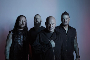 DISTURBED svoji pódiovou pyrotechnikou poškodili ikonické transparenty Chicago Bulls