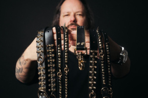  Jonathan Davis z KORN uvádí na trh novou kolekci metalové módy pro psy