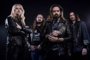 „Druhé album ELEGANT WEAPONS je téměř hotové,“ potvrdil Richie Faulkner