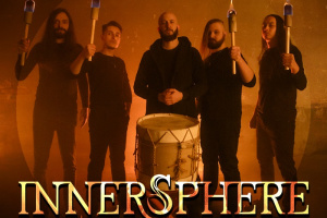 INNERSPHERE v novém klipu „Tamtam“ experimentují s češtinou, testují rozšířenou sestavu a přidávají nové pivo do sbírky