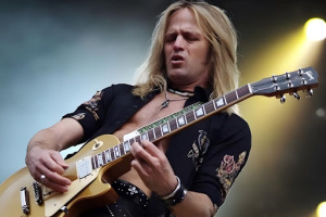 Doug Aldrich byl prý jednou pozván na konkurz do GUNS N‘ ROSES