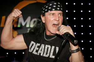 První zpěvák AC/DC Dave Evans se nelichotivě vyjádřil o metalistech, prý jsme jen „pozéři“