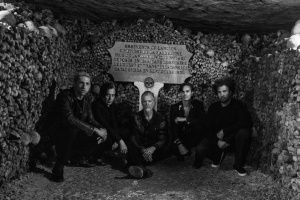 QUEENS OF THE STONE AGE vydají show odehranou pro „miliony mrtvých“