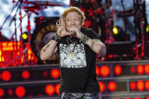 GUNS N' ROSES vytvořili kompilaci všech pádů Axla Rose na pódiu. Pobavte se i vy!