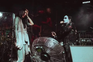 Frontman CRADLE OF FILTH požádal svou přítelkyni o ruku na pódiu festivalu Download