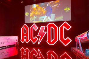 AC/DC dive bar v La Fabrika: Kouzla a zázraky