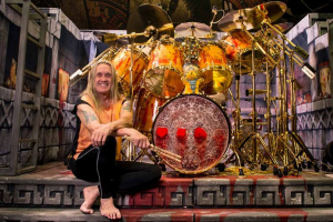 Bubeník IRON MAIDEN Nicko McBrain se vrátí na pódium – tentokrát s projektem TITANIUM TART
