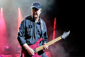 Paul Quinn se znovu objevil na pódiu se SAXON 