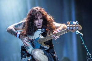 Kniha „Infinite Dreams“ o IRON MAIDEN nabízí pohled do deníků Steva Harrise