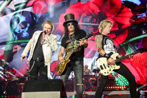 GUNS N’ ROSES vypustili dva zbrusu nové singly