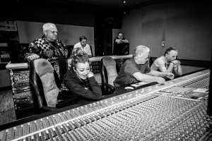 DIRKSCHNEIDER & THE OLD GANG nás v novém klipu „Propaganda“ vezmou do studia