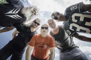 CLAWFINGER vidí současný svět jako potápějící se Titanic