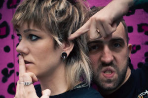 „Punk a politiku nemůžeš oddělit,“ říká v listopadovém Sparku usměvavá ranařka Lily z THE MEFFS