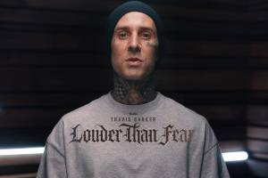 Na televizní obrazovky míří dokument o bicmenovi BLINK-182 Travisu Barkerovi