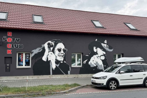 Obří Ozzy a Lemmy stráží rockový klub v Litovli