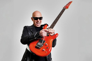 Kytarový virtuóz, který vychoval Stevea Vaie i Kirka Hammetta – Joe Satriani slaví 70 let