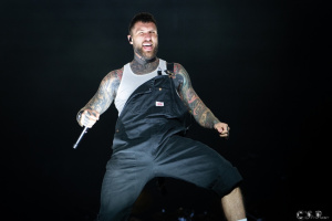 Frontman SLAUGHTER TO PREVAIL Alex Terrible striktně odmítá nařčení z nacismu