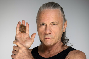 Bruce Dickinson vysvětluje, proč je jeho sólová tvorba tvrdší než IRON MAIDEN