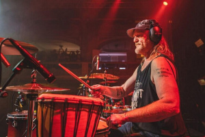 Zemřel Viking, původní bubeník KURTIZÁN Z 25. AVENUE