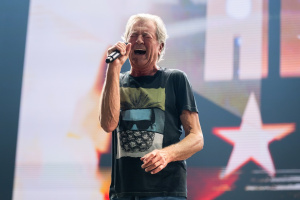 DEEP PURPLE představují klip ke skladbě „Splat!“ Ian Gillan se nechal inspirovat rozmázlým broukem