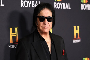 Gene Simmons (KISS) boural na dálnici, je v domácím ošetření
