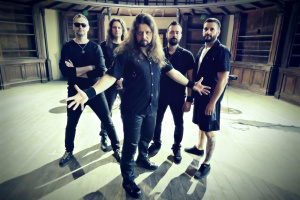 SIGNUM REGIS vyřešili trable se zpěváky šalamounsky a na albu „Beyond Spacetime“ jim zpívá několik hvězdných jmen