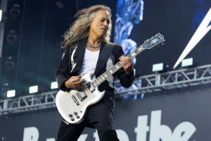 Dozvuky koncertu „Back To The Beginning“: Kytara Kirka Hammetta se vydražila za enormní sumu