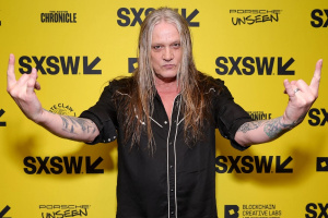 Sebastian Bach sprostě nadával fanynce z pódia