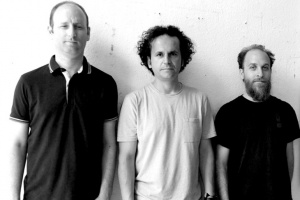 Aidan Baker se vrací do Prahy, tentokrát s kapelou Caudal