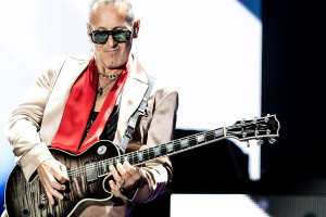 Vivian Campbell z DEF LEPPARD: „Rakovina se vrátila, ale zpomalit nehodlám.“