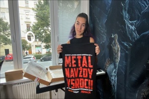 Nadějná zpěvačka Viktorie Surmová rozbaluje tričko Sparku