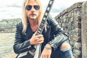 Kytarista JUDAS PRIEST Richie Faulkner: „Můj metalový bůh je Glenn Tipton.“