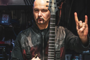 Ashok (ex-CRADLE OF FILTH) se přidá na turné k LEAVES’ EYES jako baskytarista