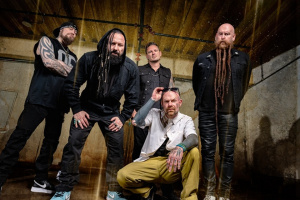 Monstrózní oslava dvaceti let – FIVE FINGER DEATH PUNCH vydávají „Legacy“