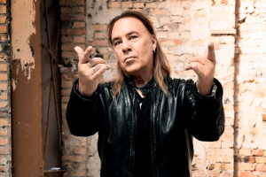 Zářijový Spark uvádí: „Největší hysterky jsme já a Michael Kiske,“ říká Andi Deris z HELLOWEEN. 