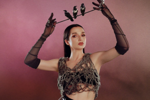 Poppy je v novém singlu nezvykle… normální