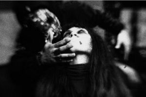 Experimentující LOATHE v černé a bílé