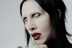 Marilyn Manson stojí v novém singlu čelem k nepříteli. Už v neděli rozbouří Masters of Rock