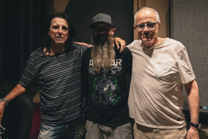 Alice Cooper propůjčil svůj hlas country psanci Codymu Jinksovi, který koncertuje i s FIVE FINGER DEATH PUNCH