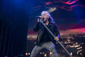 Bruce Dickinson zná cenu, zaplacenou za hraní v IRON MAIDEN - polovinu života svých dětí byl na turné 