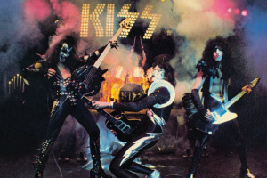 Půl století legendárního živáku KISS „Alive!“ na podzim připomene jeho narozeninová reedice
