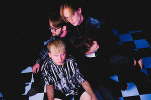 Mladá česká formace SHE CALLED ROSE si v novém singlu „fade out“ klade emočně hluboké otázky 