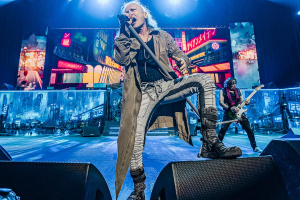 Bruce Dickinson vysvětluje, proč plošný zákaz mobilů na koncertech IRON MAIDEN není možný