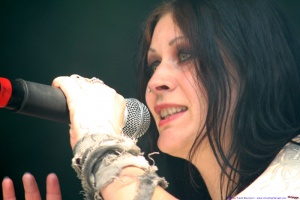 Obětí teroristy-lukostřelce se stala i metalová zpěvačka