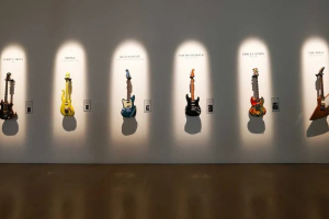 Nejdražší kytara na světě se vydražila za víc než 300 milionů