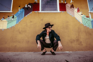 Kytarista RIVAL SONS Scott Holiday se v novém sólo singlu zabývá umělou inteligencí