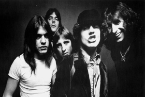 AC/DC speciál: Angus Young: „Když přehrajete ‚Highway to Hell‘ pozpátku, prý vyskočí vzkaz z pekel. Taková debilita!“